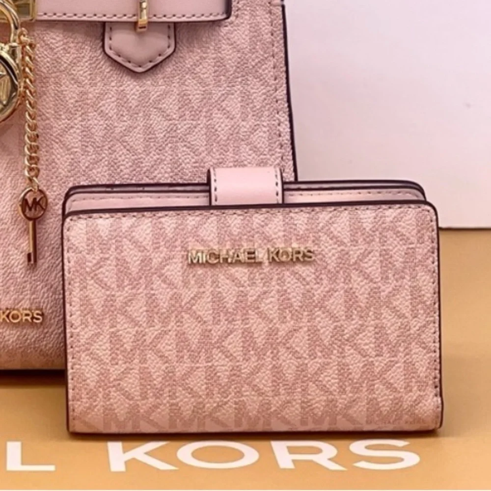 MICHAEL KORS Medium Signature Bifold Wallet Powder Blush